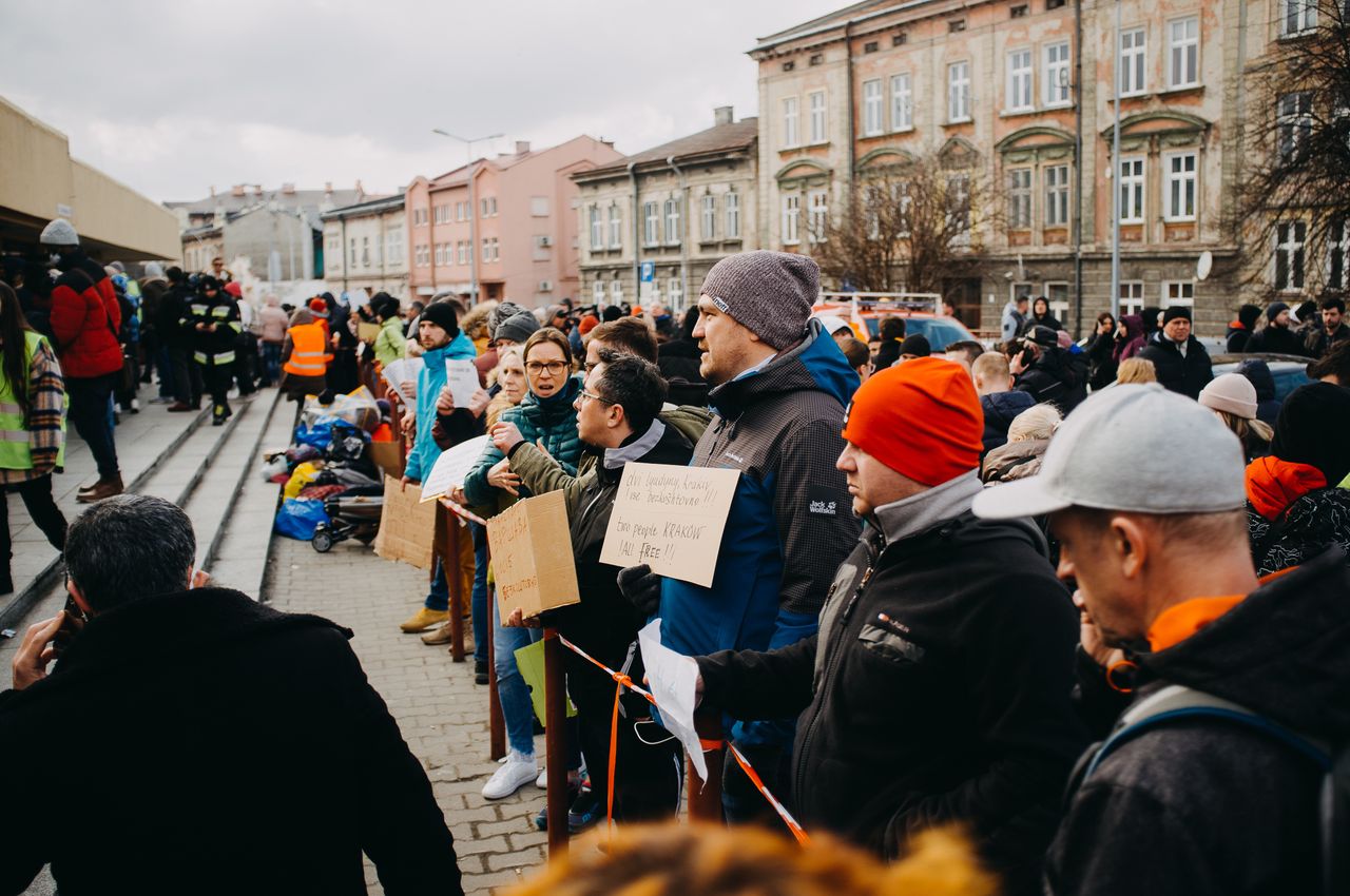 Początki pomocy przy dworcu, fot. Adam Jaremko