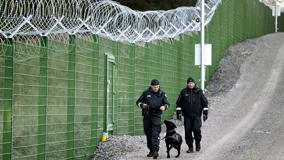 Płot na granicy Finlandii z Rosji. Od poniedziałku Finowie wprowadzają nowe prawo migracyjne.