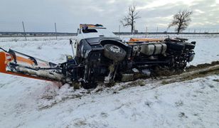 Groźne zdarzenie w trakcie odśnieżania. Pług wypadł z drogi ekspresowej i się przewrócił