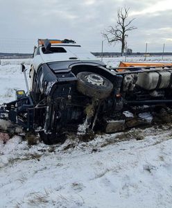 Groźne zdarzenie w trakcie odśnieżania. Pług wypadł z drogi ekspresowej i się przewrócił