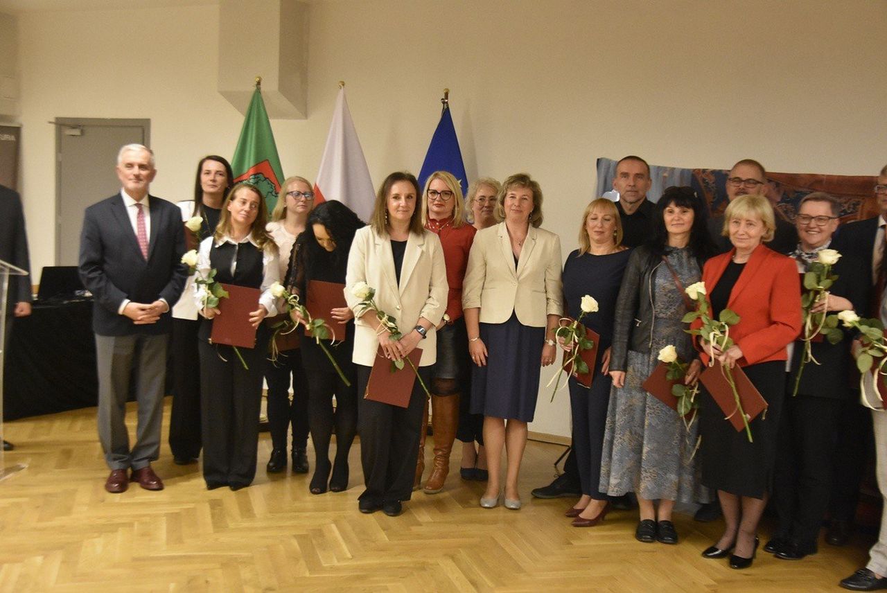 Wałbrzych: Dzień Edukacji Narodowej. Uroczystość odbyła się w Starej Kopalni. Były kwiaty i wyróżnienia