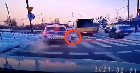 Łódź. Policjant potrącił pieszego i dostał pouczenie. Komendant wyjaśnia