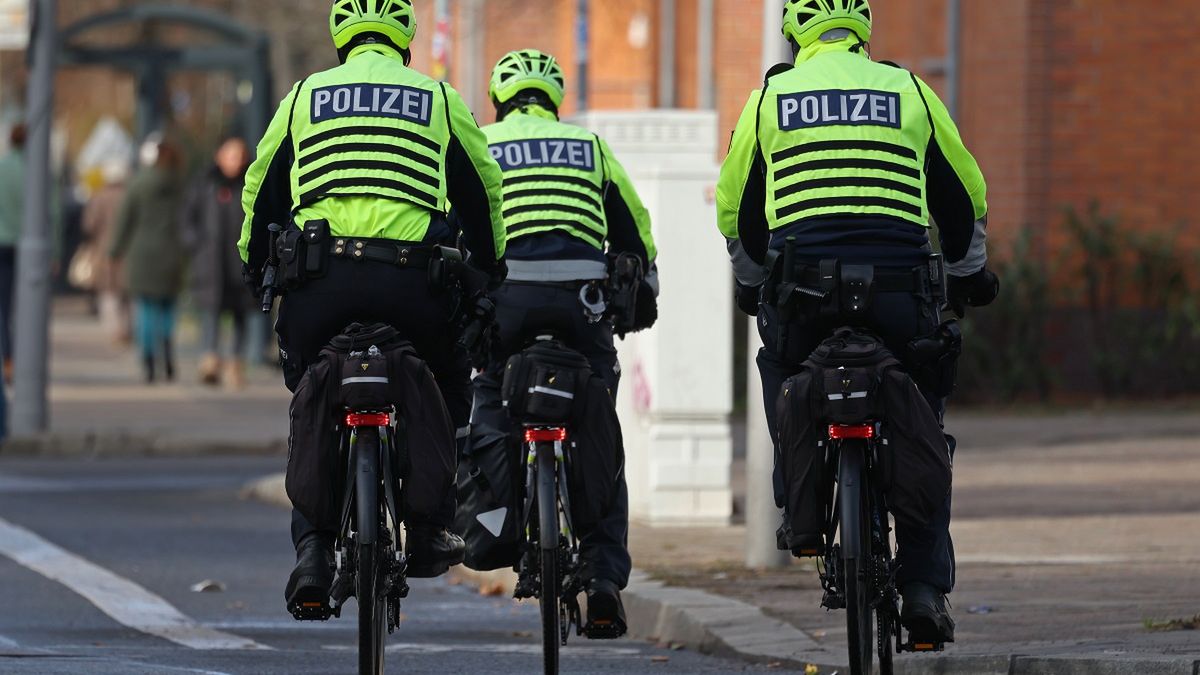 Policja na rowerach prowadzi specjalne patrole.