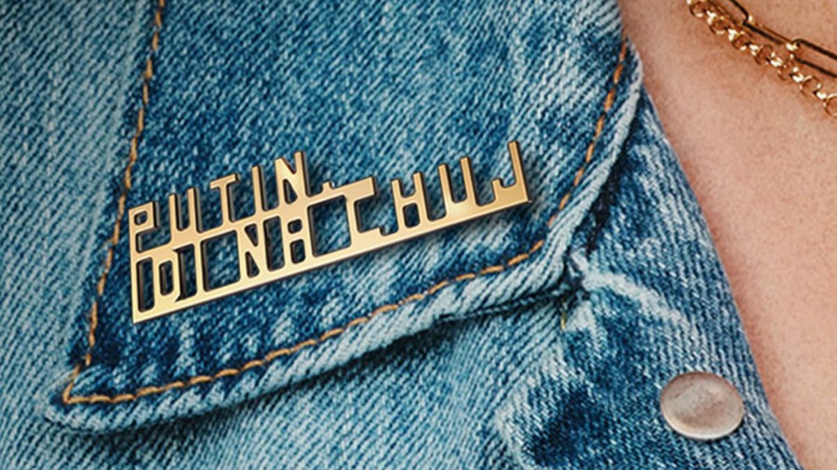 Marka sprzedaje antywojenne przypinki, dochód jest przeznaczony na pomoc Ukrainie 