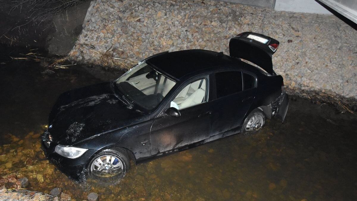 samochód BMW w rzece