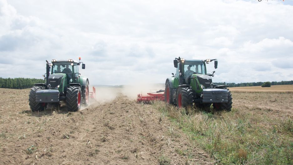 widok na dwa ciągniki z agregatami widok od przodu, agregat Agroltech, ciągnik Fendt