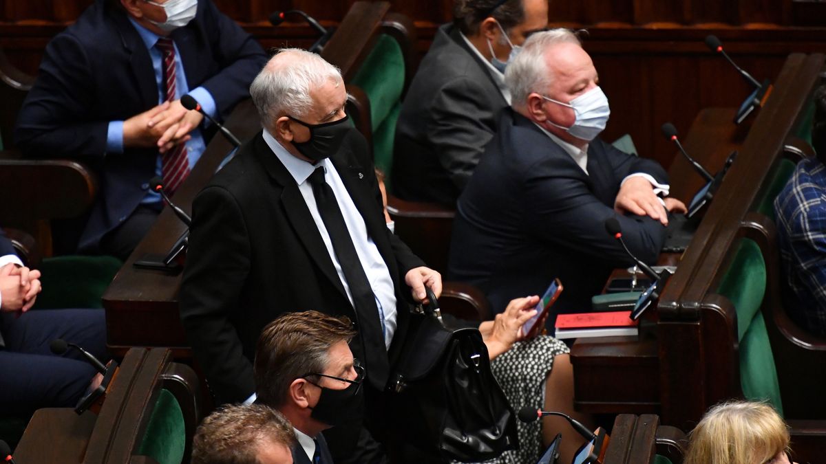 Warszawa, 16.09.2021. Wicepremier, prezes PiS Jarosław Kaczyński (C) na sali plenarnej niższej izby parlamentu, 16 bm. w Warszawie. Sejm kontynuuje posiedzenie, posłowie zajmą się m.in. wnioskiem o wyrażenie wotum nieufności wobec ministra rolnictwa i rozwoju wsi Grzegorza Pudy. (sko) PAP/Piotr Nowak