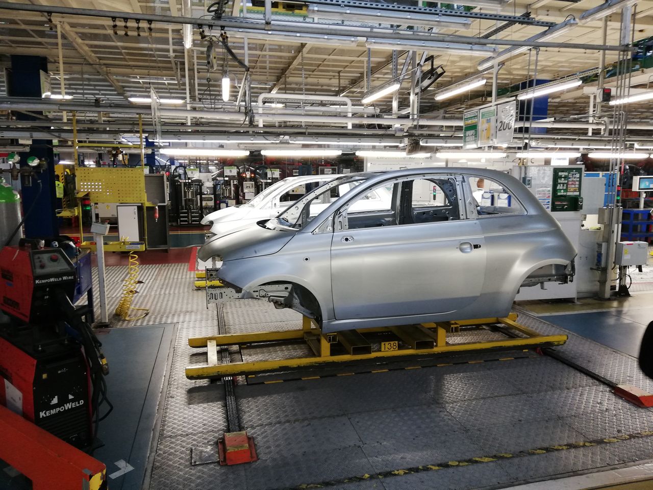 Polskie fabryki Fiata i Opla wciąż "stoją". Winę za to ponosi paraliż rynkowy