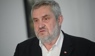 Były minister rolnictwa "mistrzem parkowania". Maska w żywopłocie, koło na jezdni