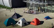 W Toruniu otwierają kawiarnię. Ludzie wystawili... namioty