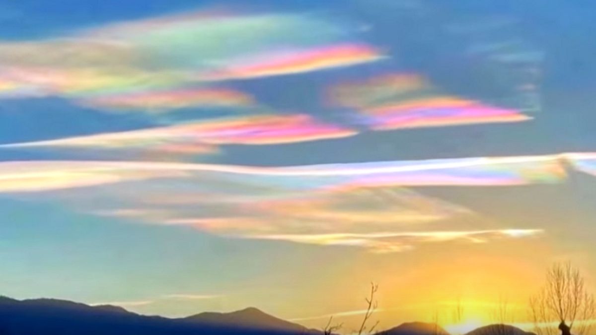 Bardzo rzadki widok opalizujących chmur pojawił się w poniedziałek, w chińskiej prowincji Junnan.