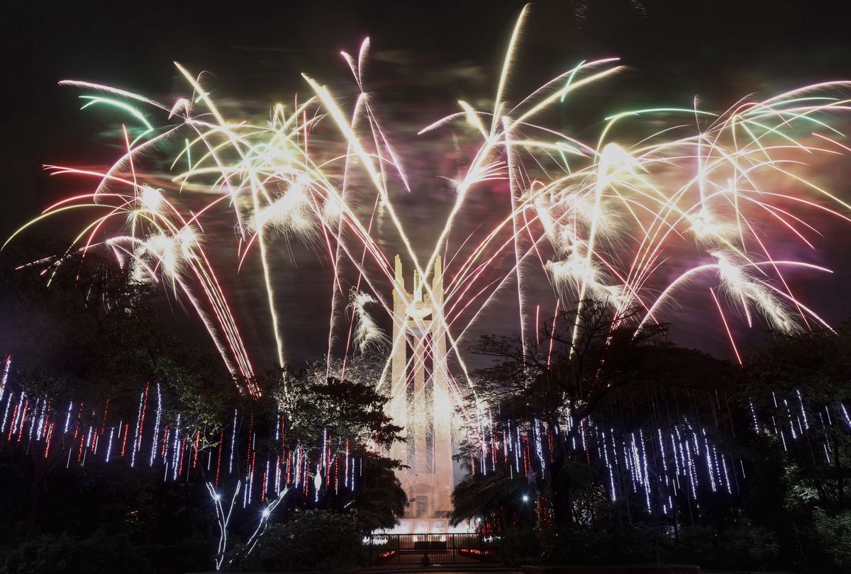 Nowy Rok 2021 - pokaz fajerwerkowy w Manilii, Filipiny