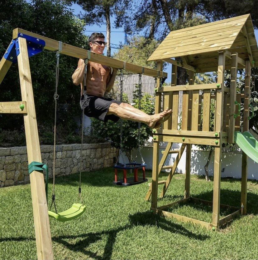 Skoczny jak żabka Robert Lewandowski robi trening na PLACU ZABAW