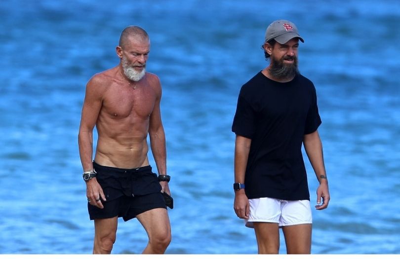 Sean Penn spaceruje po plaży z szefem Twittera i izraelskim finansistą