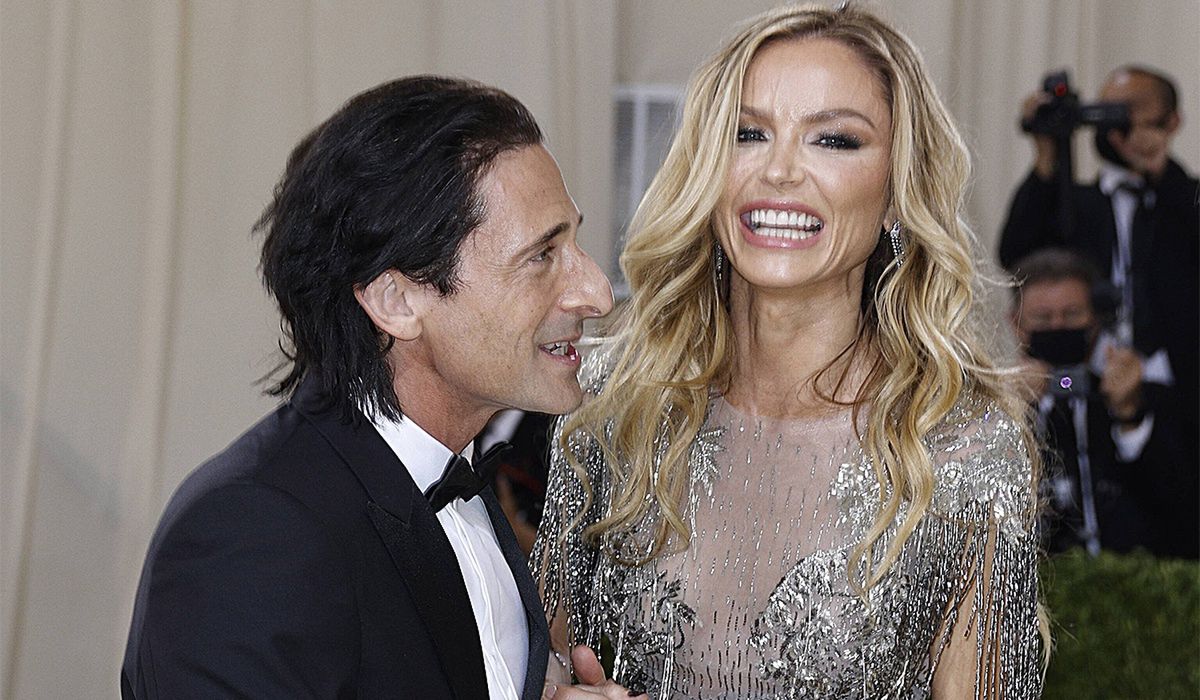 Adrien Brody i Georgina Chapman na czerwonym dywanie podczas Met Gala.