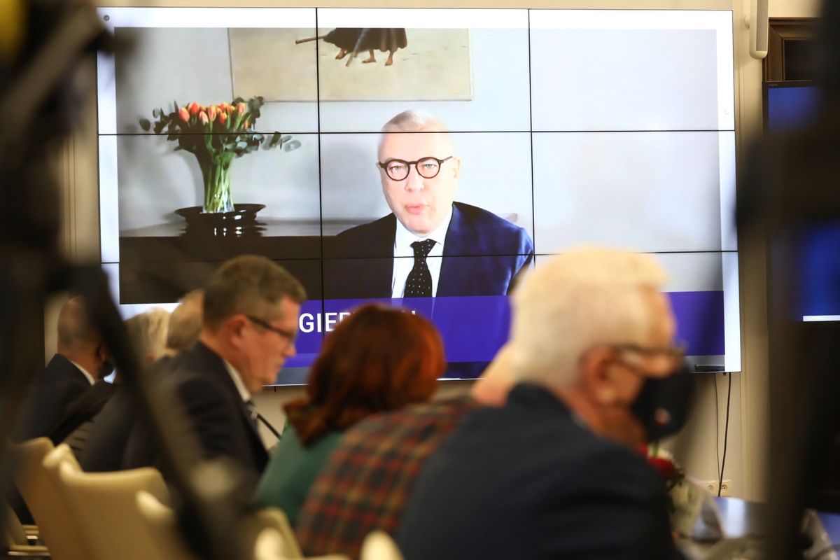 Mecenas Roman Giertych (na ekranie) uczestniczy zdalnie w posiedzeniu senackiej komisji nadzwyczajnej do spraw wyjaśnienia przypadków nielegalnej inwigilacji 