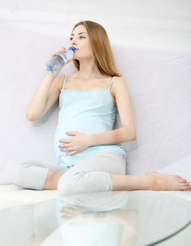 Woda w ciąży. Zalecenia i ograniczenia