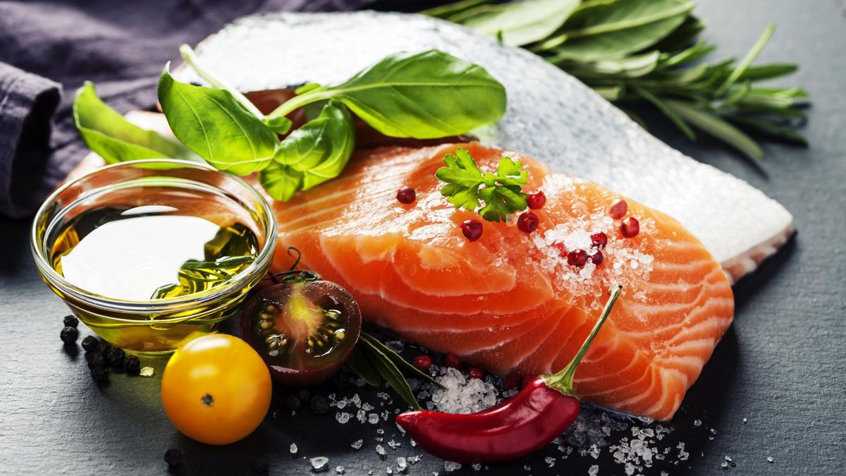  Łosoś to źródło kwasów omega-3, które usprawniają pracę mózgu