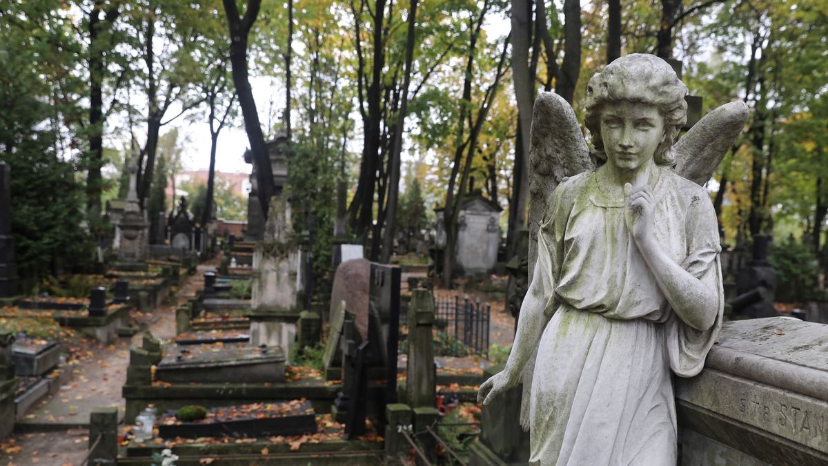 Dodatkowy dzień wolny w Zaduszki? Rząd nie planuje go wprowadzać