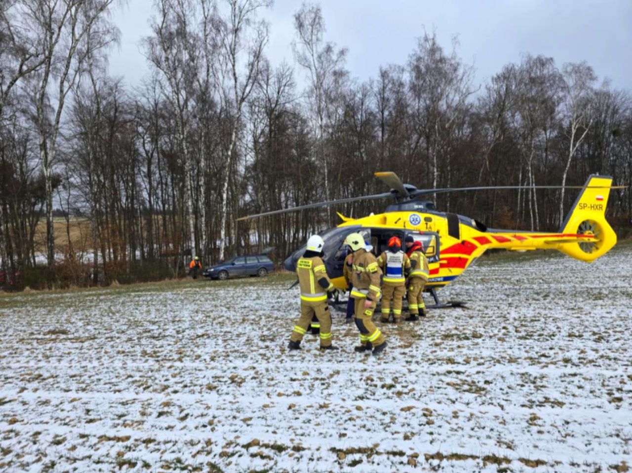 Wypadek podczas prac w lesie. Poszkodowanego mężczyznę zabrał do szpitala śmigłowiec LPR