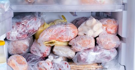 Wrzuć do miski i zalej tym produktem. Mięso rozmrozi się w 5 minut