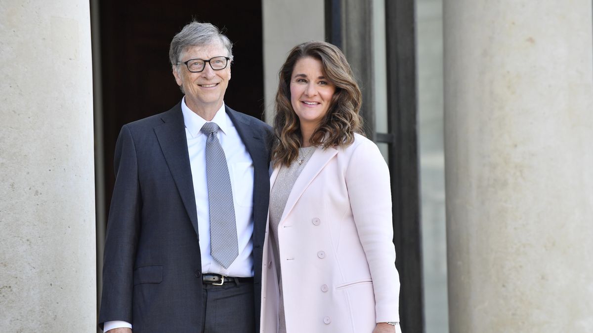 epa09176353 (FILE) - Microsoft Co-founder and philanthropist Bill Gates (L) and his wife Melinda Gates (R), Co-Chair of the Bill and Melinda Gates Foundation, arrive at the Elysee Palace to receive the French Legion of Honor medal, in Paris, France, 21 April 2017 (reissued 03 May 2021). Bill and Melinda Gates are splitting up after 27 years of marriage, Bill Gates announced on 03 May 2021 in a tweet.  EPA/JULIEN DE ROSA *** Local Caption *** 53469750 Dostawca: PAP/EPA.