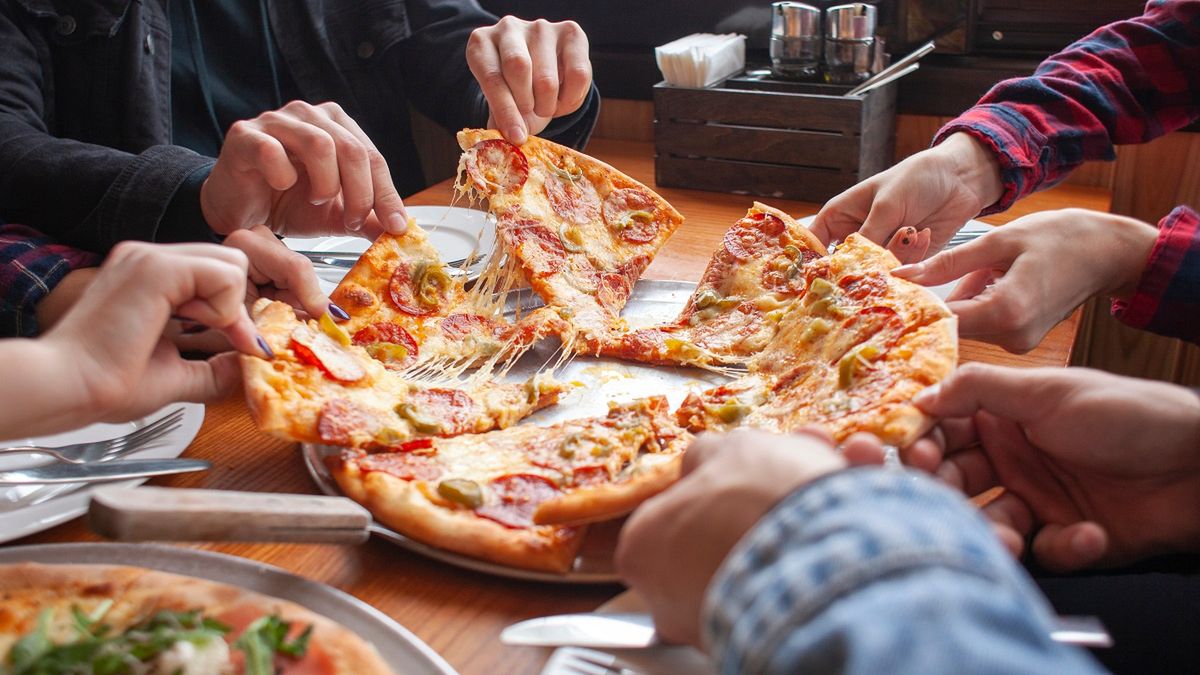 Wpadł przez pizzę. Zdjęcie ilustracyjne. 