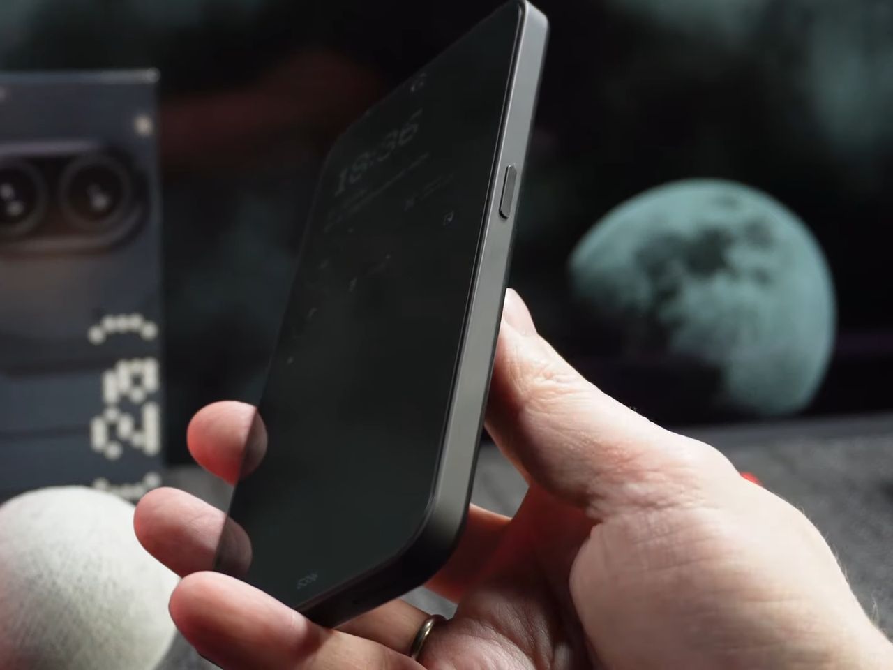 Nothing Phone (2a) - wykonana z wysokowęglowego materiału ramka dobrze odprowadza ciepło