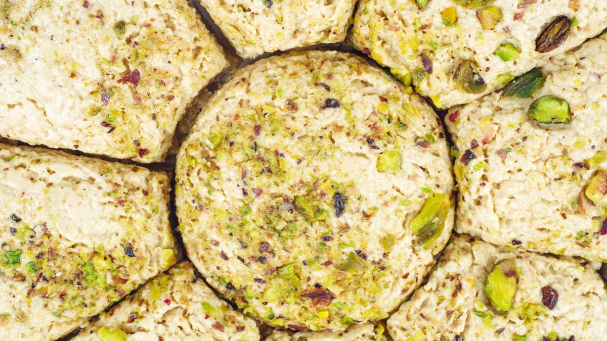 Chałwa posypana pistacjami