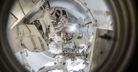 Poczuj się jak astronauta na kosmicznym spacerze - wideo z EVA