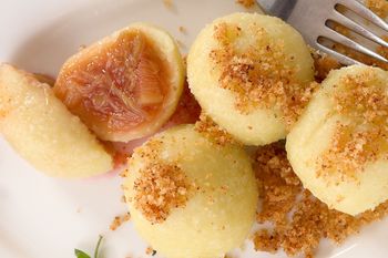 Mięciutkie ciasto i owocowe nadzienie. Takie knedle babcia lepiła w każde lato