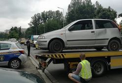 Wrocław. Straż Miejska usuwa wraki z ulic i podwórek. Przybywa porzuconych pojazdów