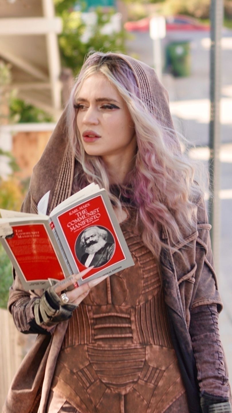 Grimes czyta "Manifest komunistyczny"