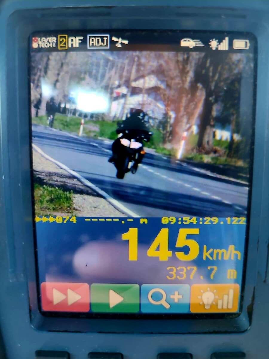 Ponad 95 km/h więcej niż dopuszczalna - motocyklista stracił prawo jazdy