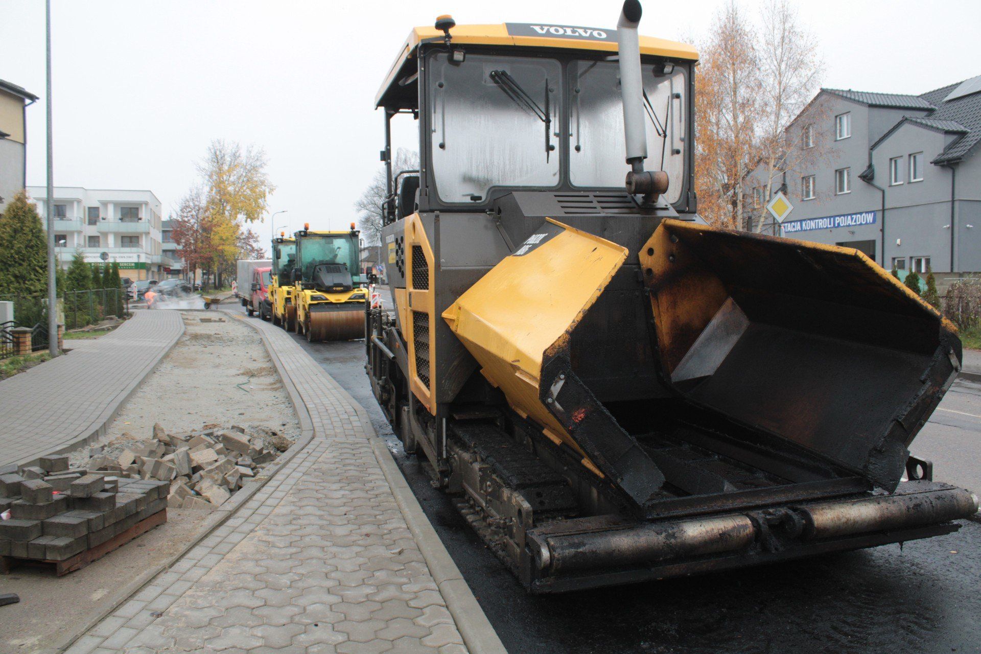 Prace na ulicy Zwycięstwa na osiedlu Rokosowo w Koszalinie