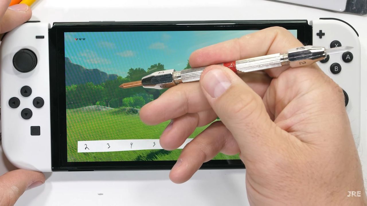 Nintendo Switch OLED w rękach testerów. Wniosek? Ekran łatwo się niszczy