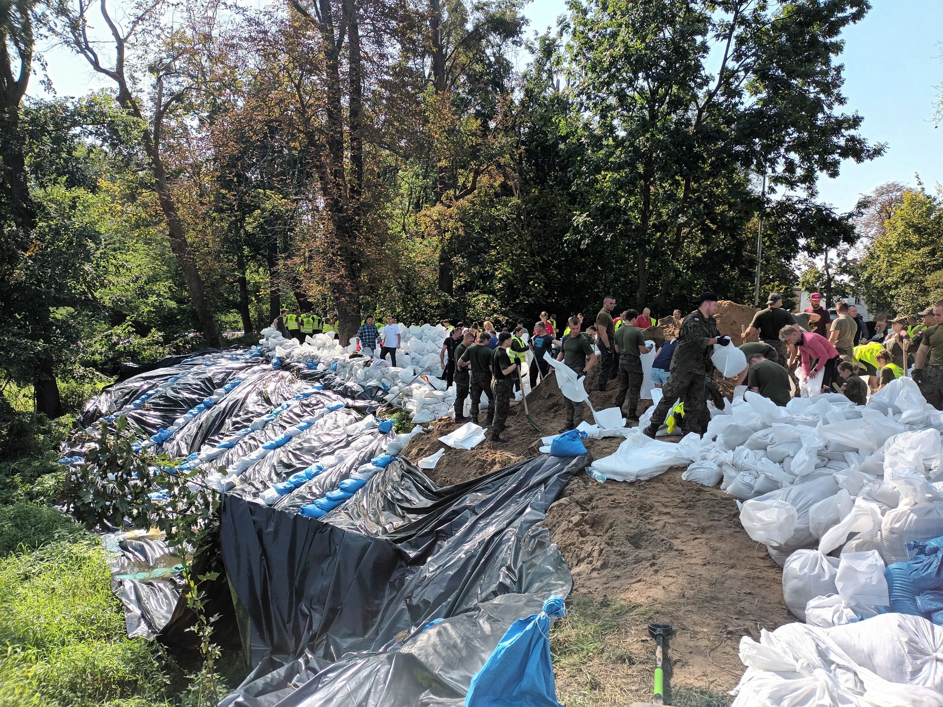 Żołnierze budowali wał na Marszowicach
