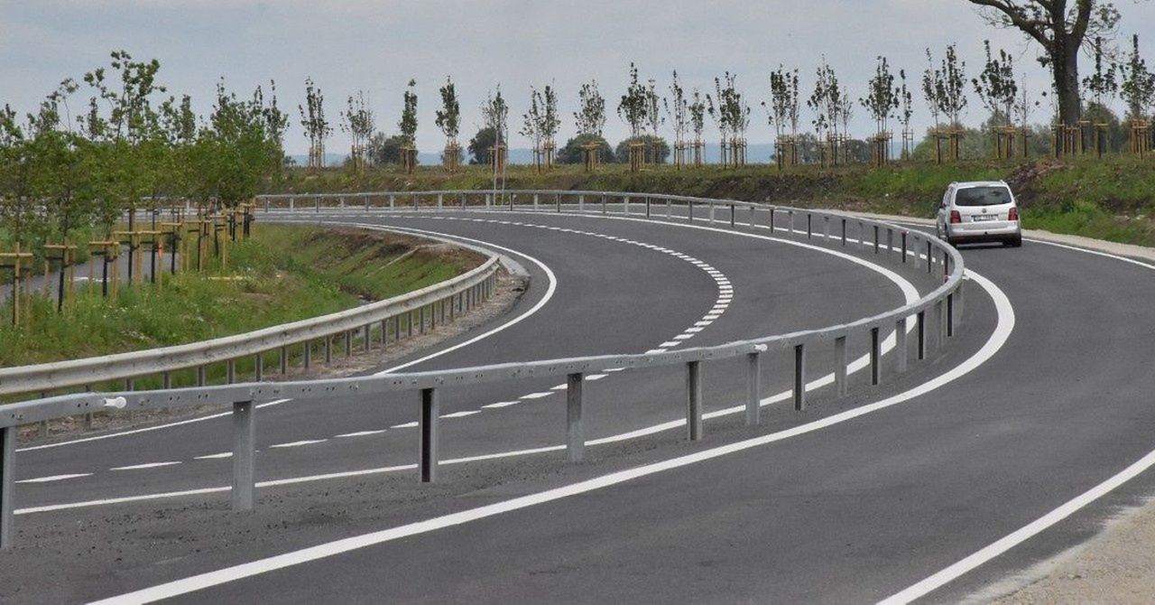 Dla kierowców barierki na nowej "22" w gminie Stare Pole to absurd drogowy i... zagrożenie. GDDKiA tłumaczy, że tak będzie bezpieczniej