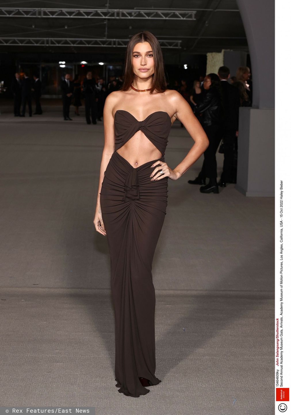 Hailey Bieber w sukience Saint Laurent