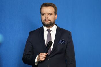Poseł PiS tłumaczy się z kilometrówek. Mówi o zakazie najmu samochodów