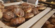 Chciała kupić pączki na bazarku. Spotkał ją taki widok