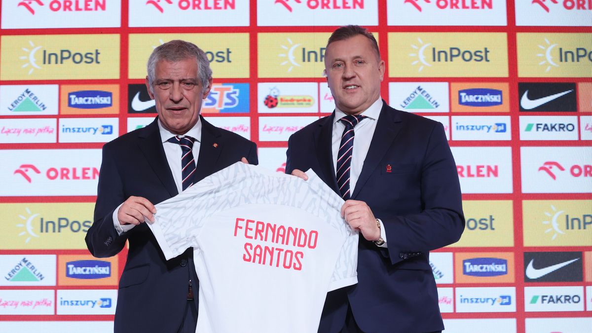 Na zdjęciu Fernando Santos i Cezary Kulesza trzymający koszulkę reprezentacji Polski z nazwiskiem tego pierwszego. W tle ścianka sponsorska