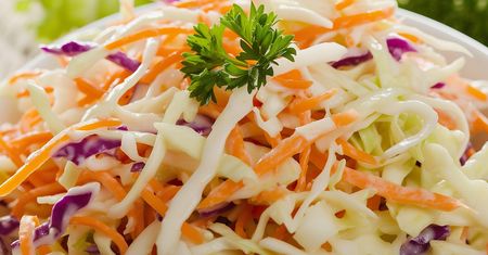 Łączę 3 główne składniki i dodaję szybki sos. Mam surówkę identyczną jak w kebabie