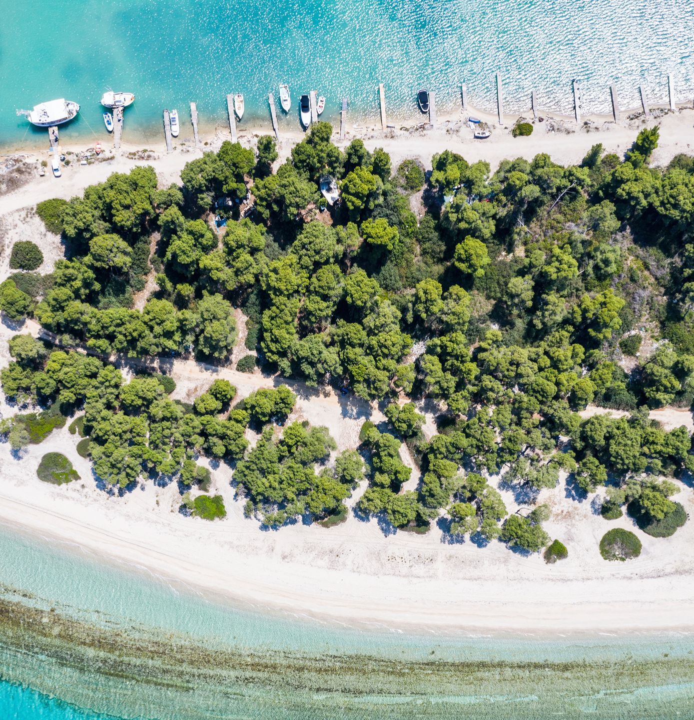 Na plaży Port Glarokavos nie brakuje cienia