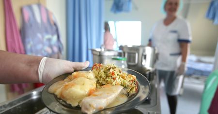 Królik i pistacje. Tak PiS chciało karmić w szpitalach w 2022 roku