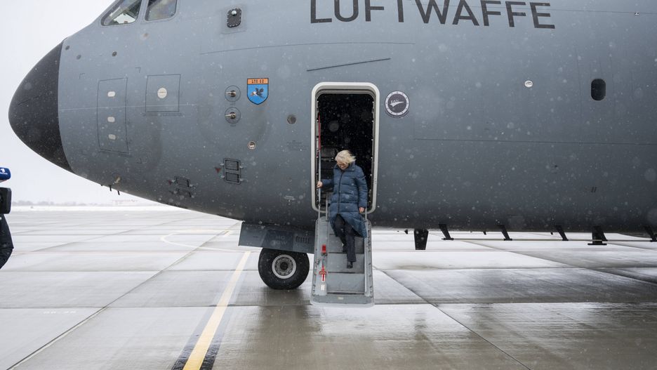 Minister Christine Lambrecht z wizytą w bazie niemieckiego lotnictwa.