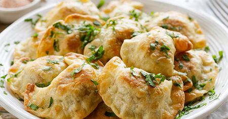 Ani z grzybami leśnymi, ani z pieczarkami. Pierogi z innym dodatkiem robię niemal co tydzień