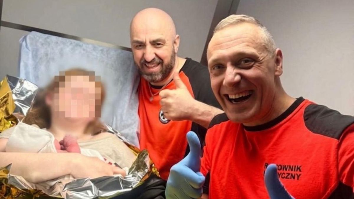 Ratownicy medyczni po odebraniu porodu