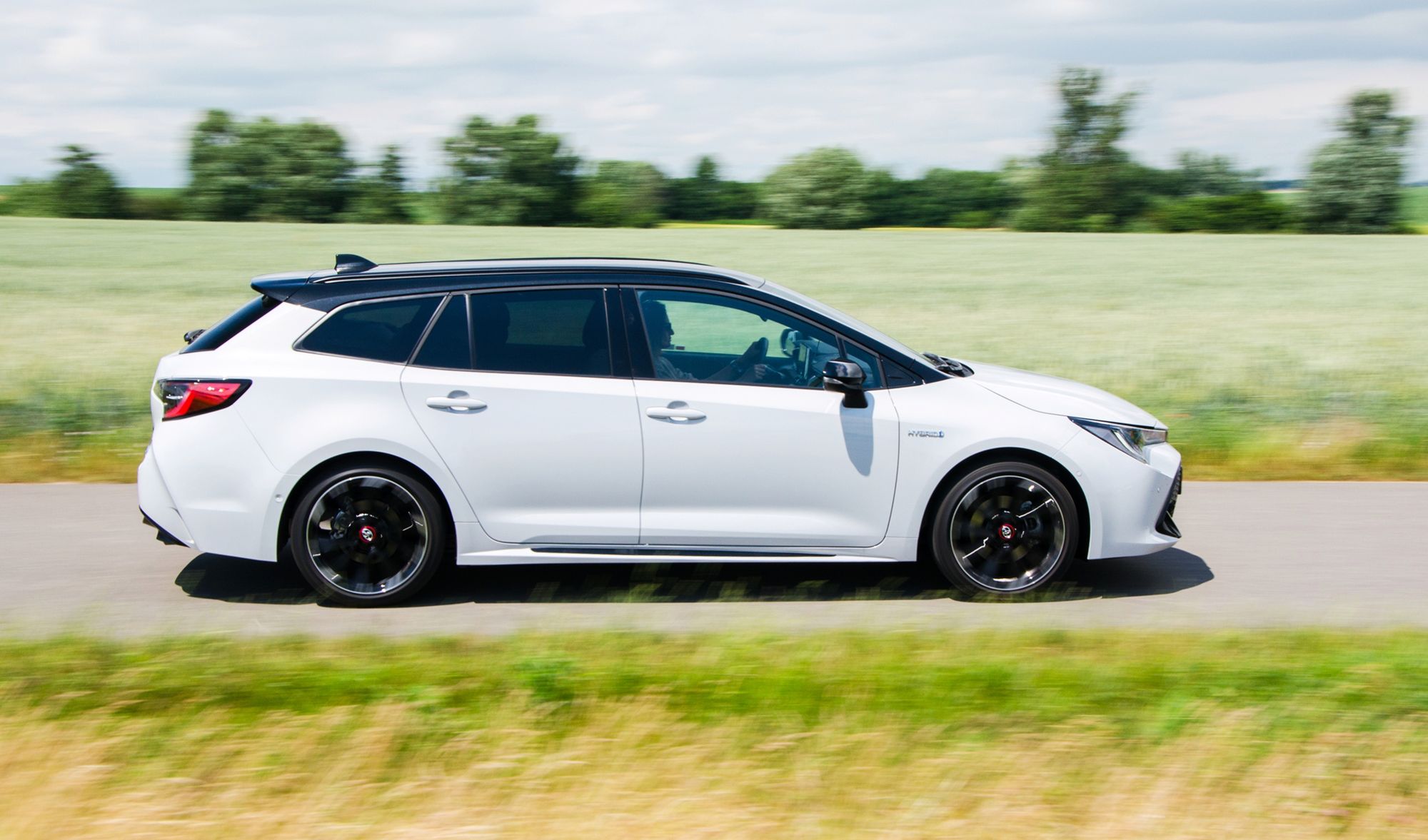 Toyota Corolla z hybrydowym napędem opartym na silniku 2.0 jest dynamiczna, choć osoby niejeżdżące hybrydami początkowo tego nie odczują.