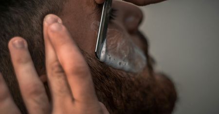 Broda rośnie ci w ten sposób? Dermatolog tłumaczy, co się dzieje